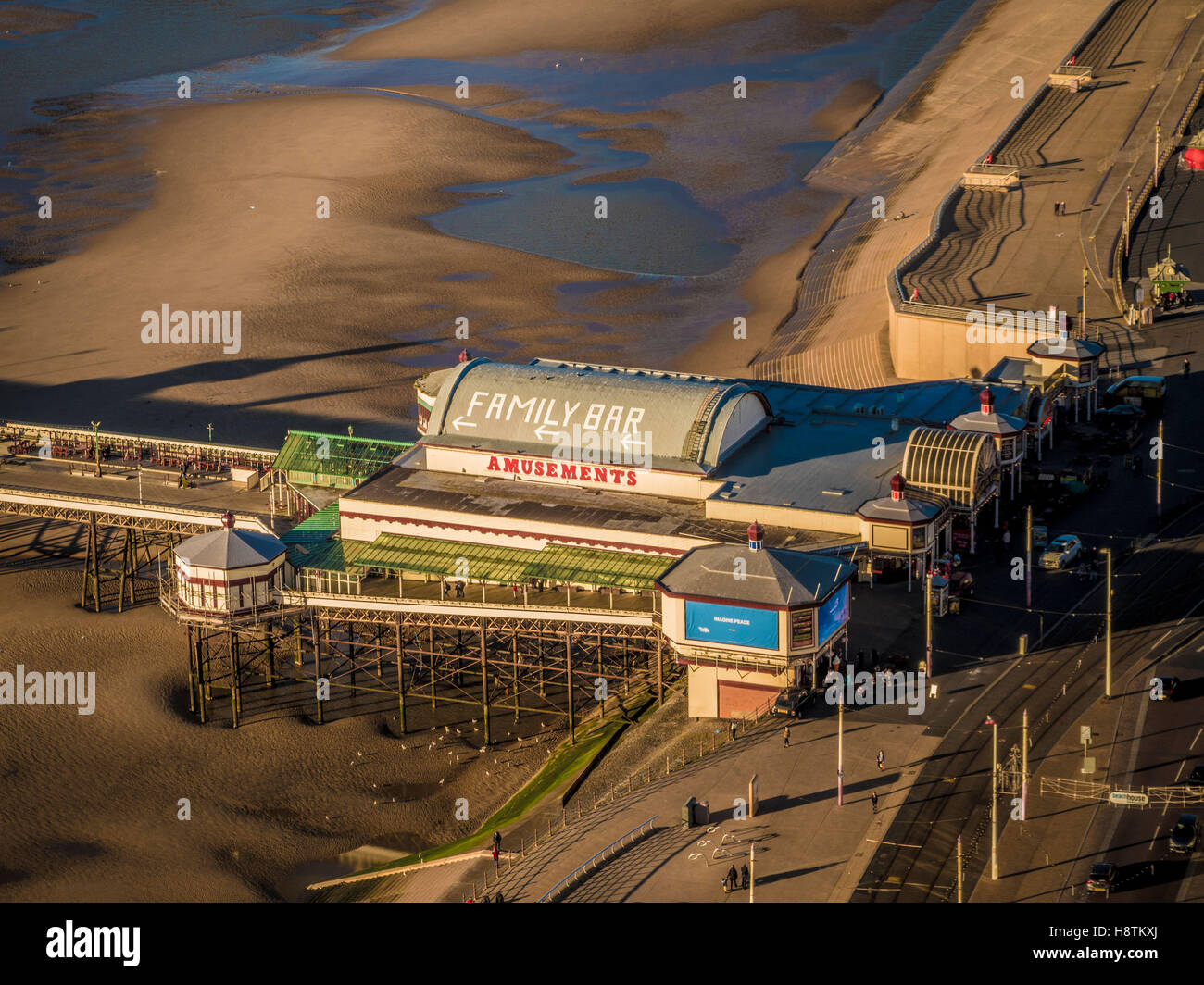 La famille et l'Attraction signe sur toit de North Pier, Blackpool, Lancashire, Royaume-Uni. Banque D'Images