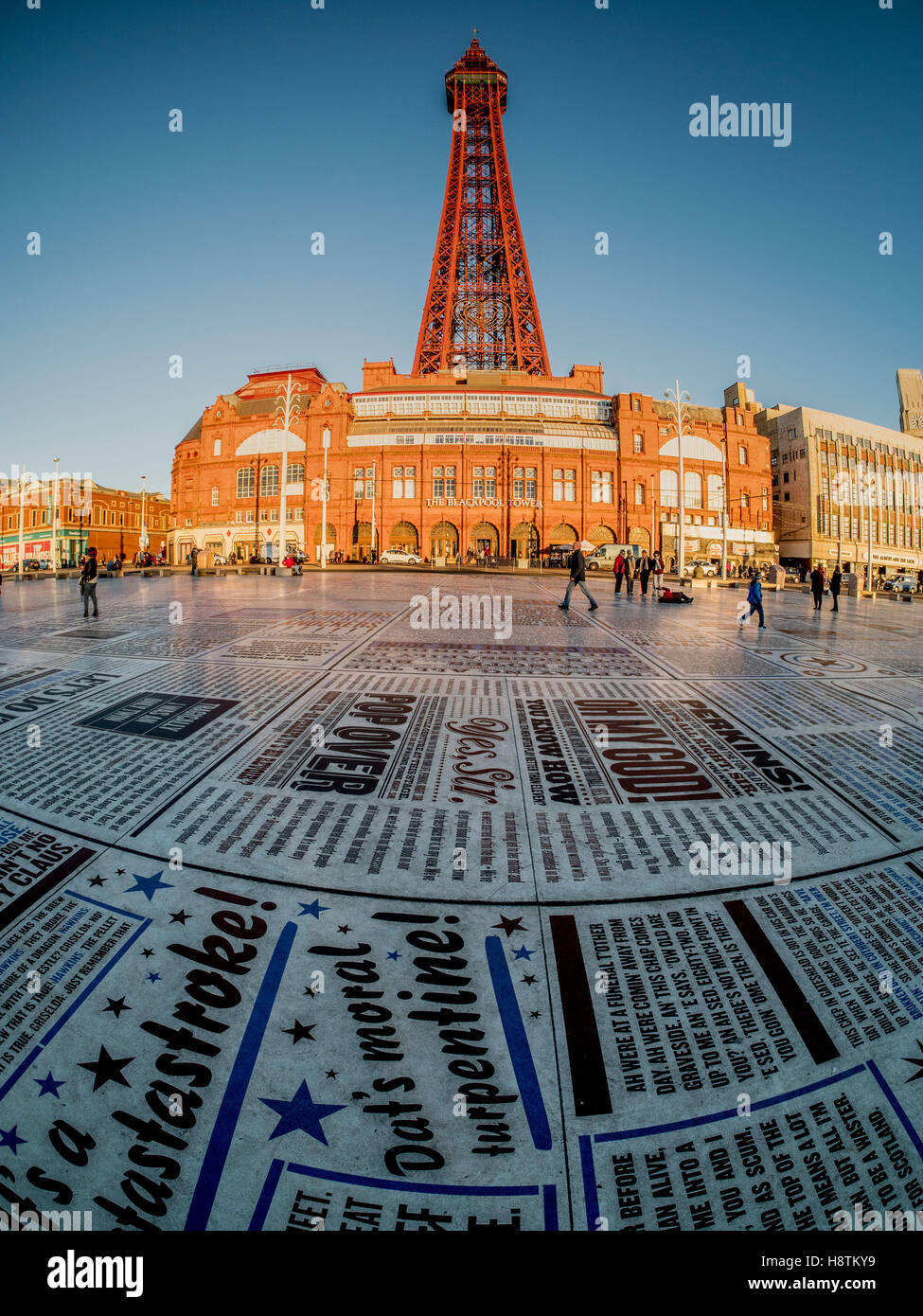 Tapis de comédie en face de la tour de Blackpool, créé par l'artiste Gordon Young, et conçu en collaboration avec pourquoi pas des associés Banque D'Images