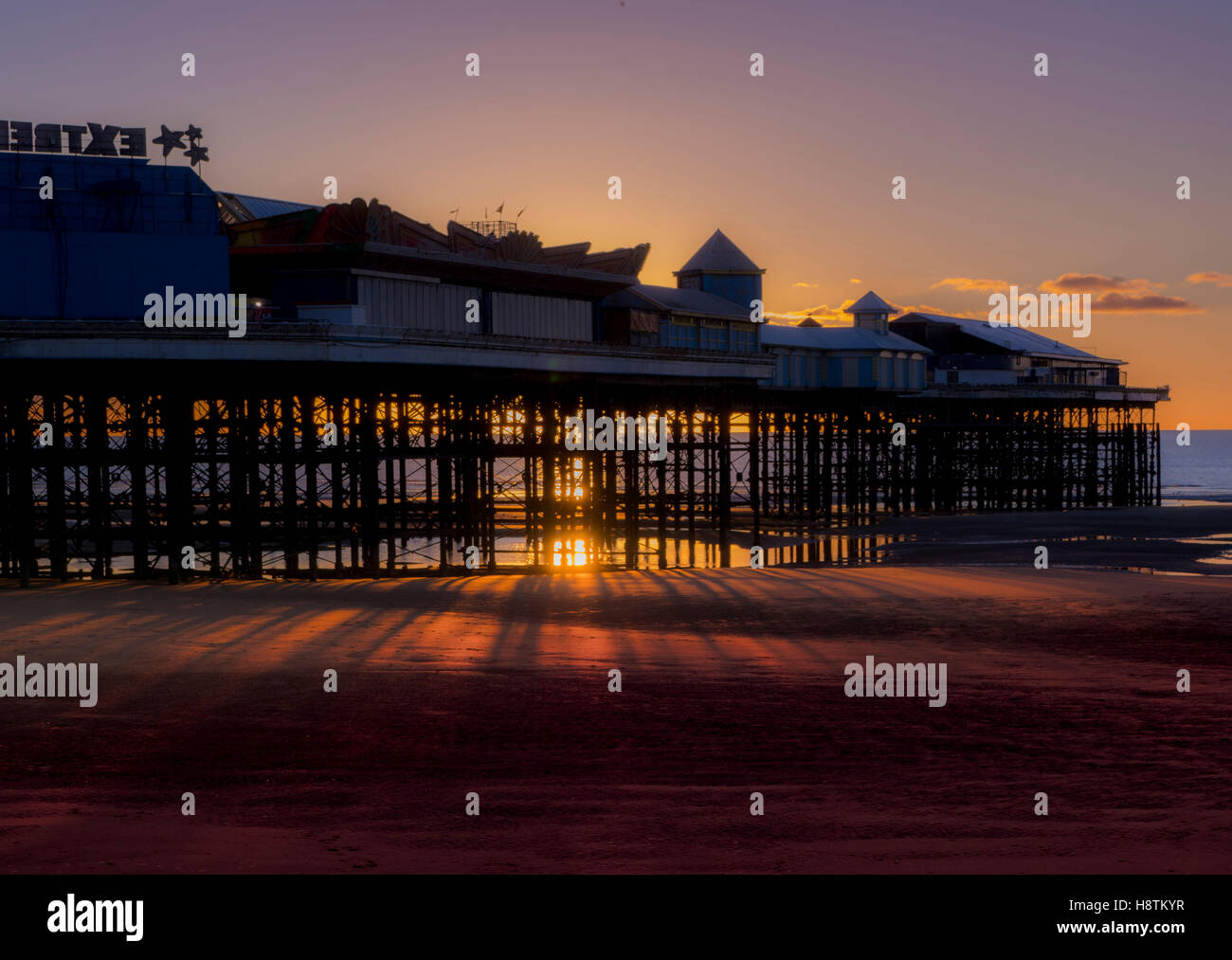 Central Pier et plage au coucher du soleil, Blackpool, Lancashire, Royaume-Uni. Banque D'Images