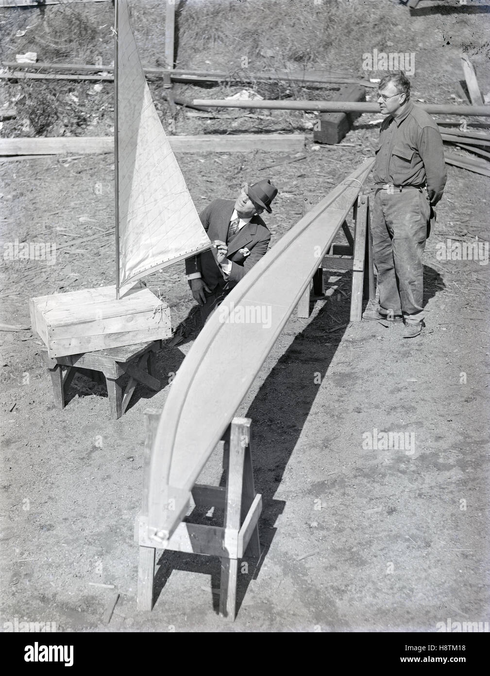 Meubles anciens Mars 1931 photographie, Ray et Guy Pigeon, inventeurs de la survie de la flèche. SOURCE : négatif photographique original. Banque D'Images