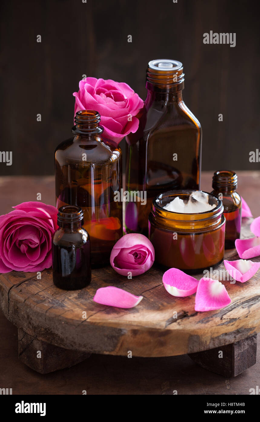 Cosmétiques naturels dans des bocaux en verre et fleurs rose spa aromathérapie Banque D'Images