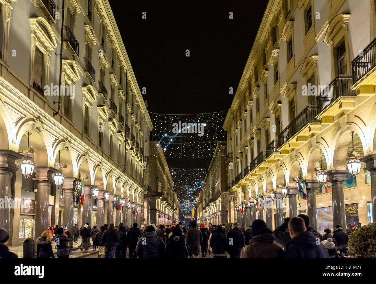 Les lumières de Noël et les touristes à la veille du nouvel an dans la Via Roma, à Turin, en Italie. Banque D'Images