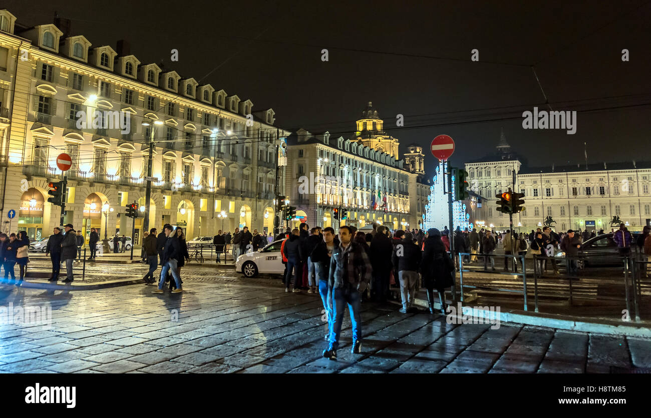 Arbre de Noël avec les touristes à la veille du Nouvel An sur la Piazza Castello à Turin, Italie. Banque D'Images
