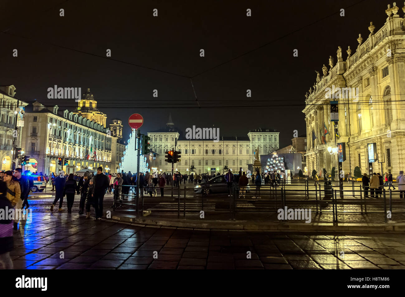 Arbre de Noël avec les touristes à la veille du Nouvel An sur la Piazza Castello à Turin, Italie. Banque D'Images