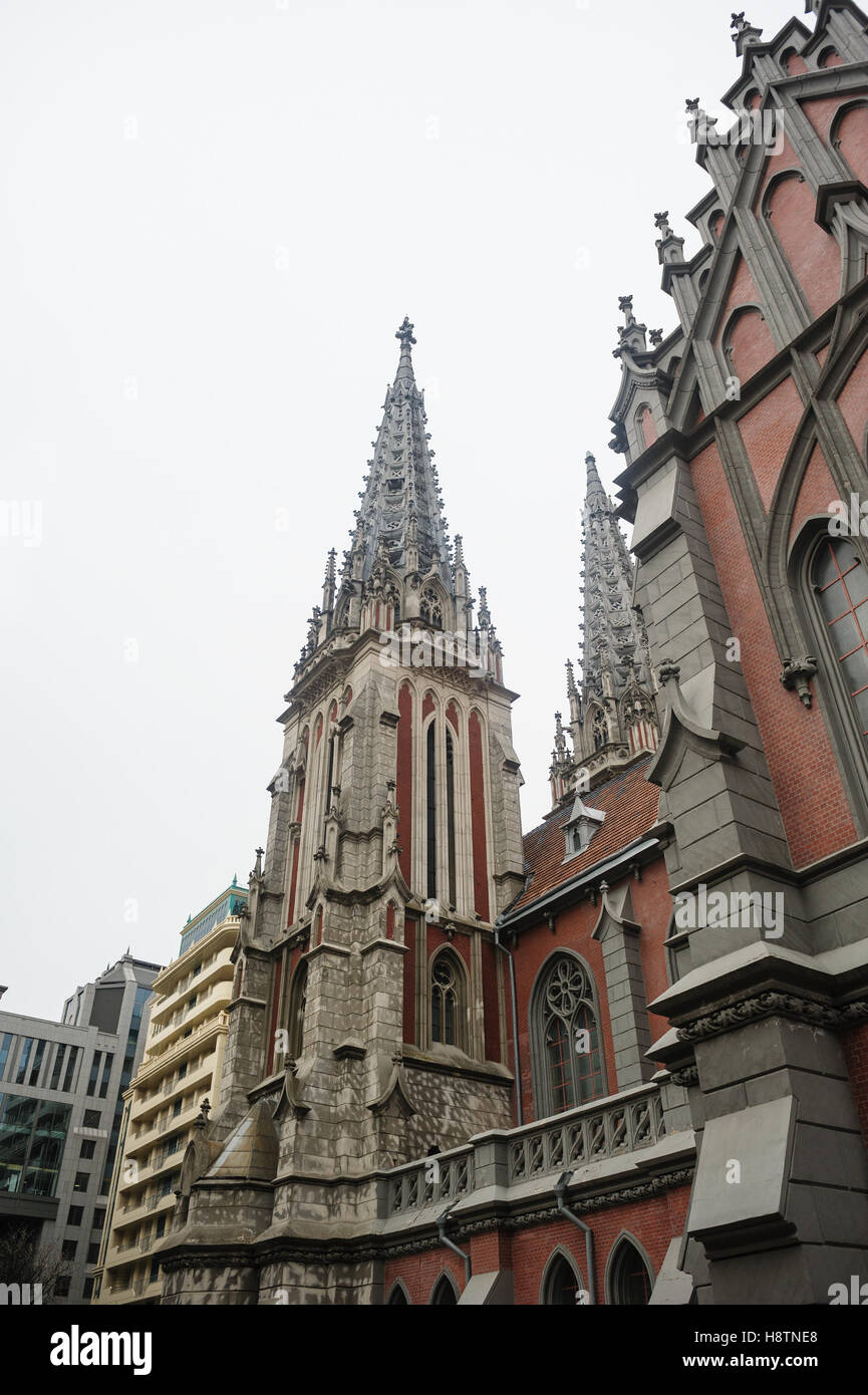 Kiev, Ukraine - le 9 avril 2016 : façade de l'église Saint-Nicolas de style gothique Banque D'Images