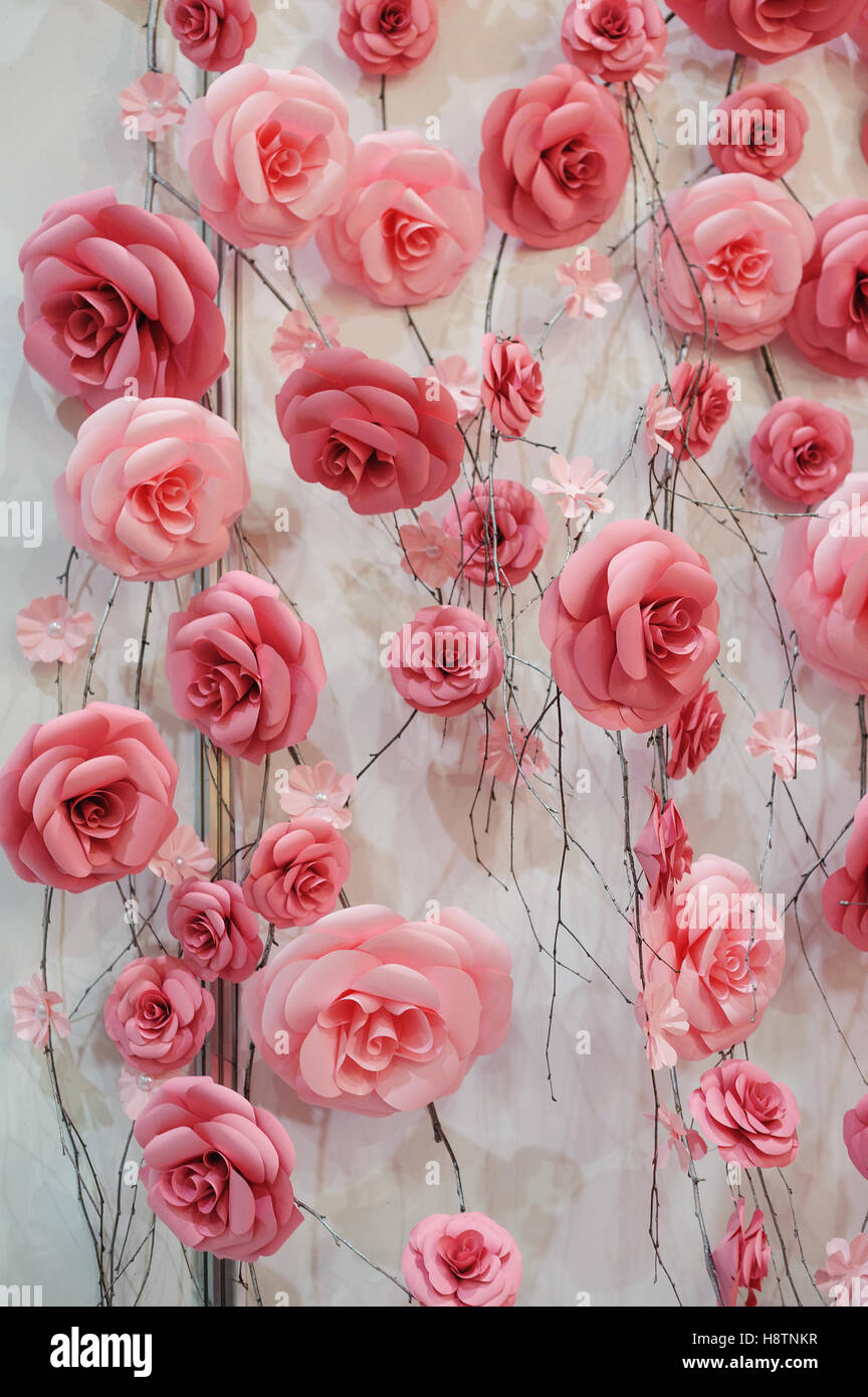 Décor de fleurs roses et rouges sur le mur pour la cérémonie de mariage Banque D'Images
