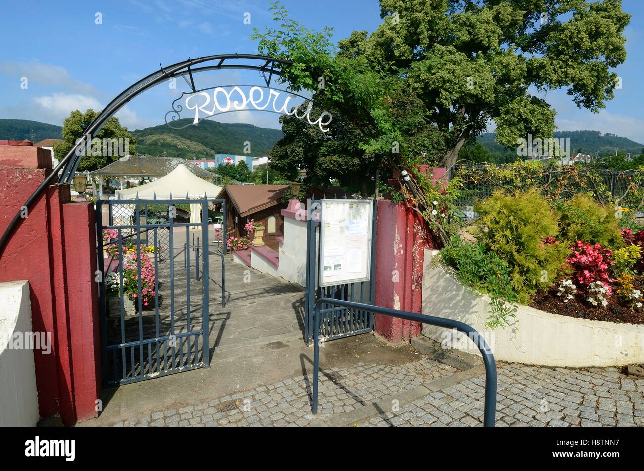 Porte d'entrée de la roseraie de Saverne , Alsace , France Photo Stock -  Alamy
