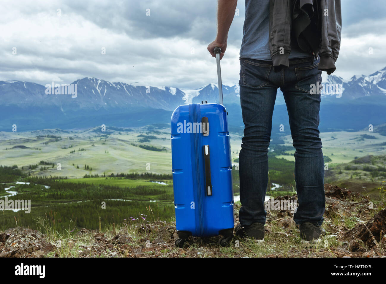 Homme avec montagnes valise travel concept Banque D'Images