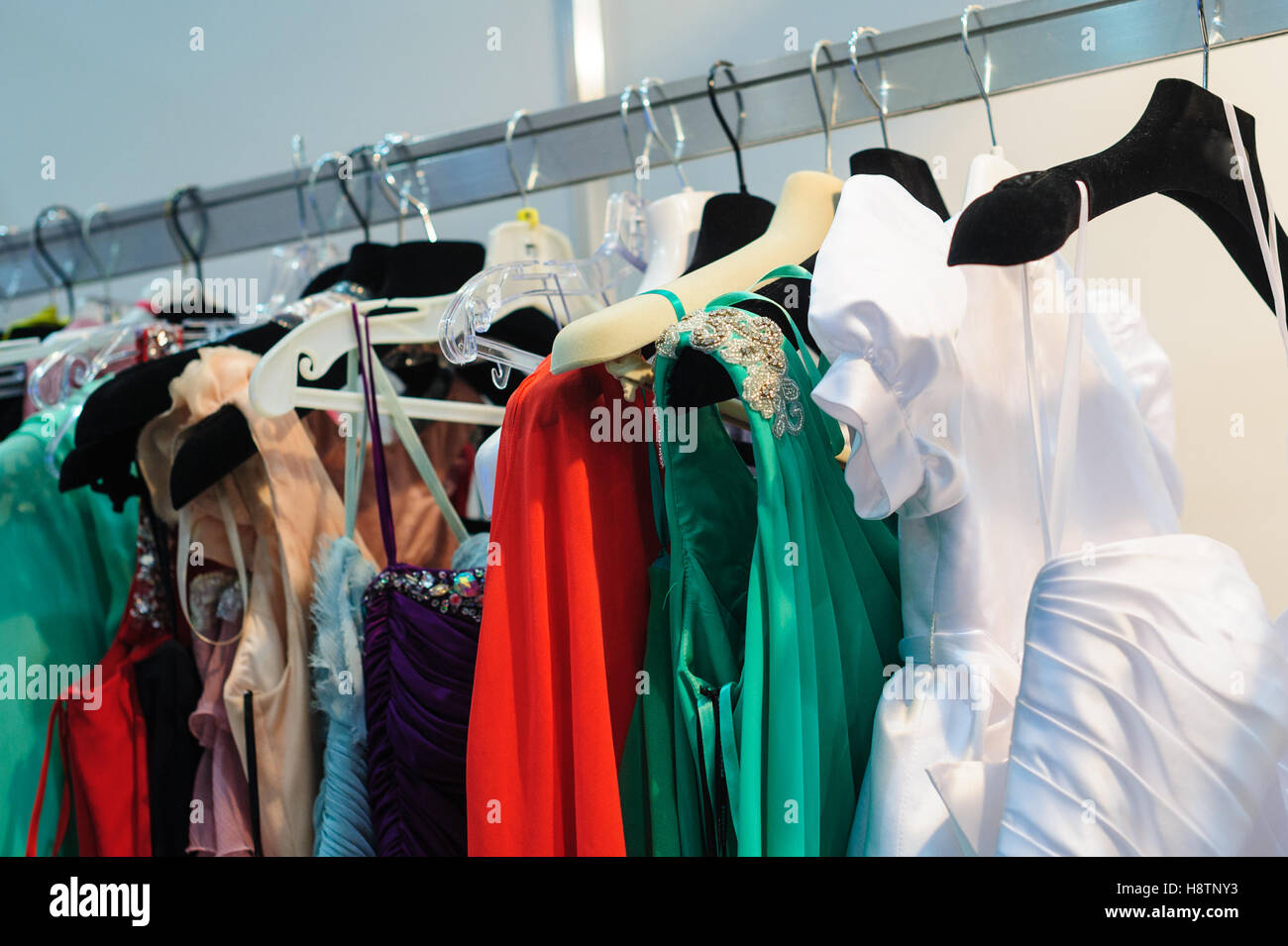 Robes de womans sur cintres dans store Banque D'Images