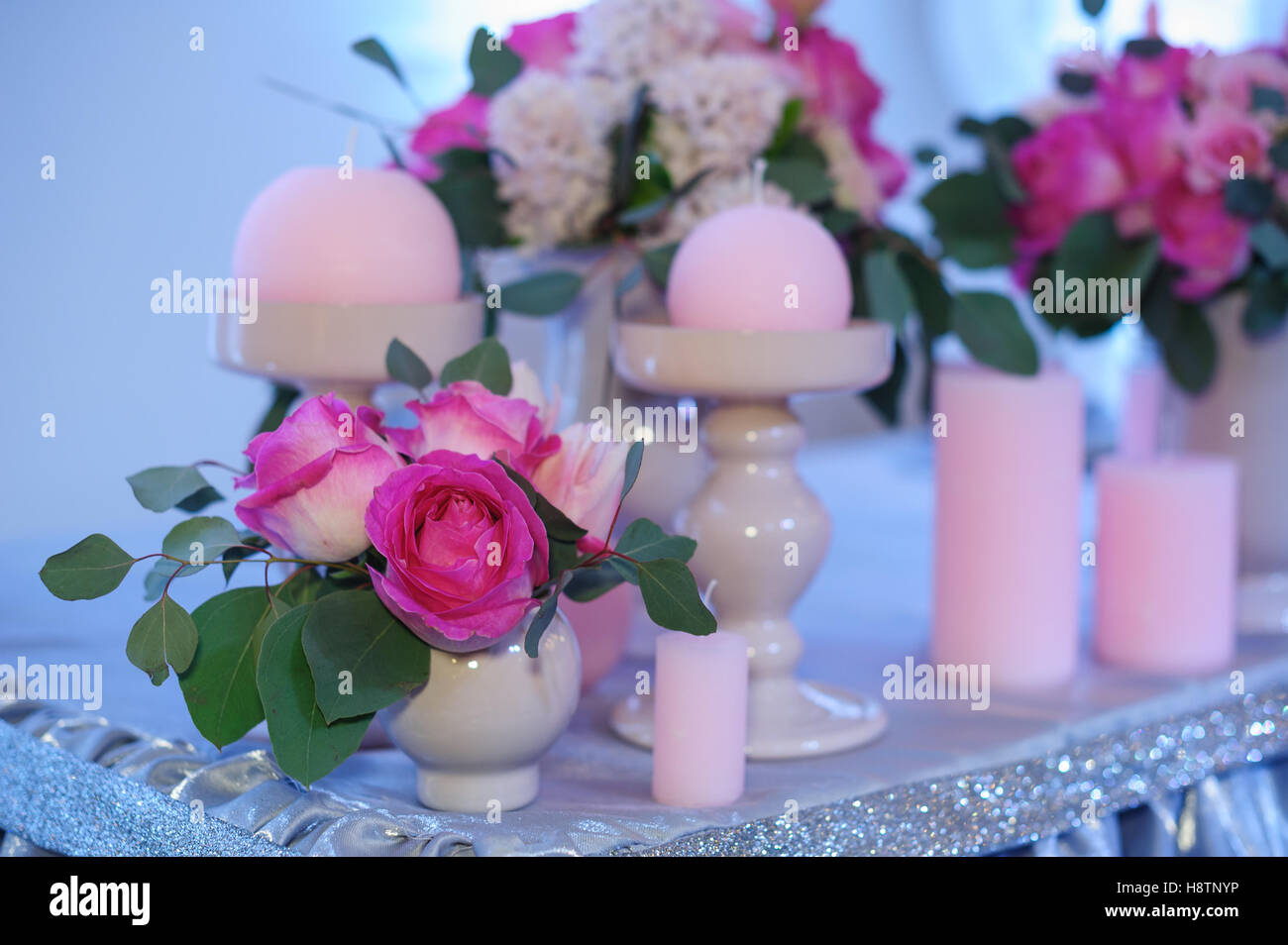 Décor de fleur de mariage dans le restaurant pour le dîner Banque D'Images