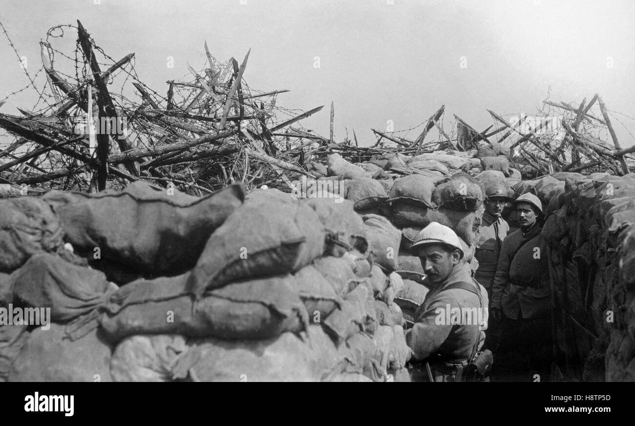 La photographie du 20e siècle ; des soldats dans une tranchée durant la première guerre mondiale Banque D'Images