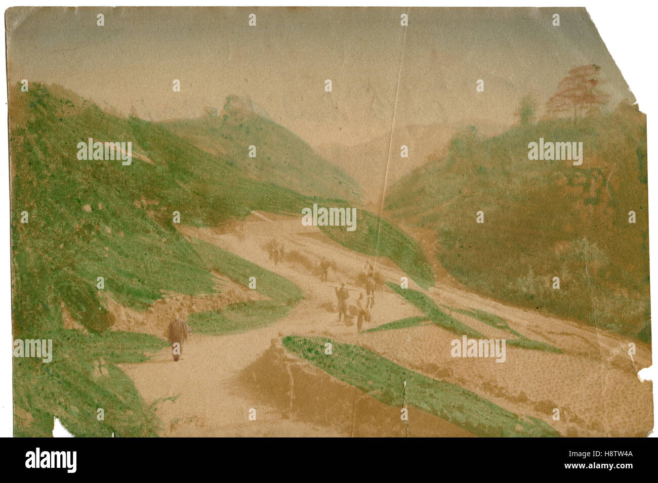 AJAXNETPHOTO. 1900-1905 (environ). MOGI, le Japon. - Les gens qui marchent le long d'une piste dans une région vallonnée, REPRÉSENTÉ À UN début 20ème siècle PART DE COULEUR NOIR ET BLANC à l'albumine. Photographe:Inconnu © COPYRIGHT DE L'IMAGE NUMÉRIQUE PHOTO VINTAGE AJAX AJAX BIBLIOTHÈQUE SOURCE : VINTAGE PHOTO LIBRARY COLLECTION REF:161408 34 Banque D'Images