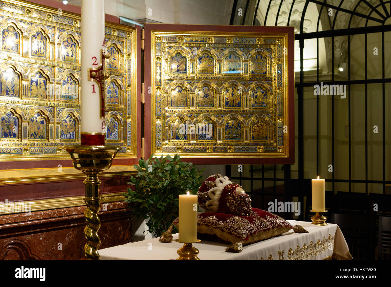 Klosterneuburg : Monastère de Klosterneuburg : Verdun autel, crâne relique de saint Léopold et de l'Archiduc Hat à la table au cours de Leopol Banque D'Images