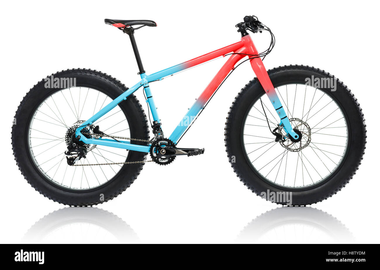 Nouveau bleu rouge avec location d'une épaisse couche de neige pour pneus ride isolé sur fond blanc Banque D'Images