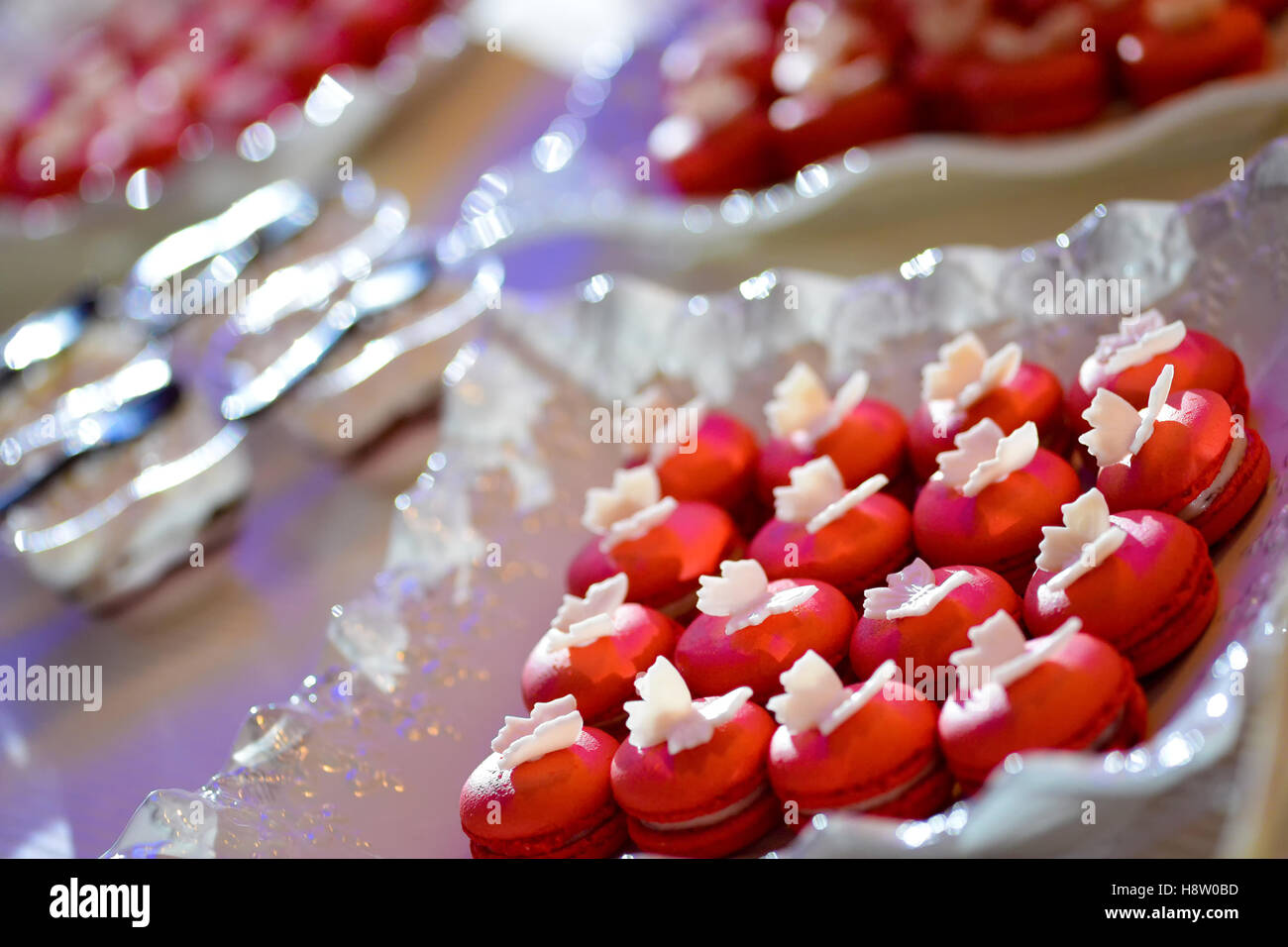 Cookies sur le plateau de table en lumière naturelle Banque D'Images