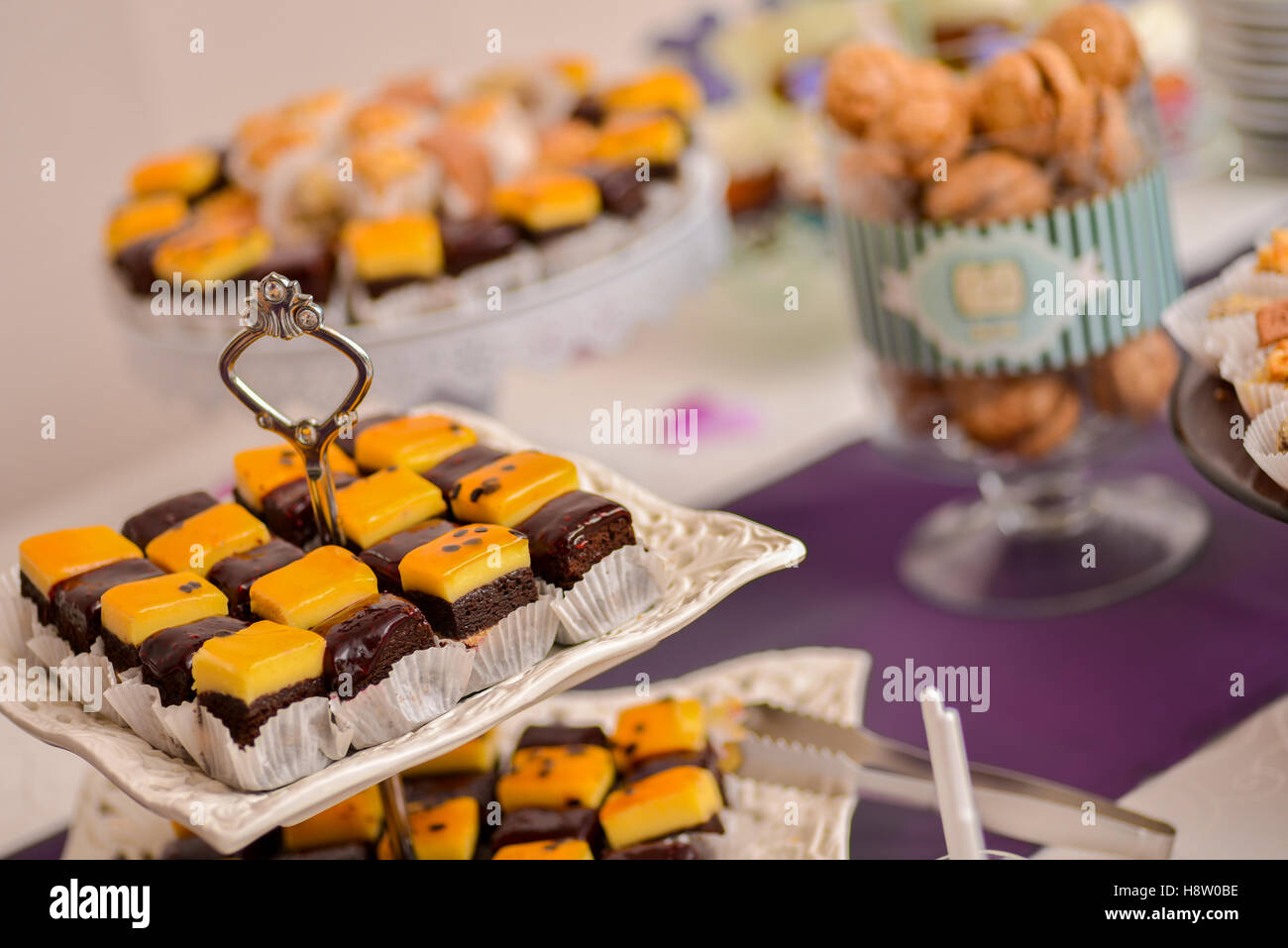 Cookies sur le plateau de table en lumière naturelle Banque D'Images