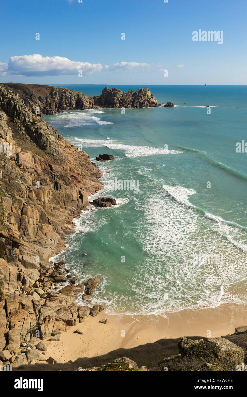 Plage de Porthcurno et le promontoire rocheux de Logan, Cornwall, Angleterre Banque D'Images