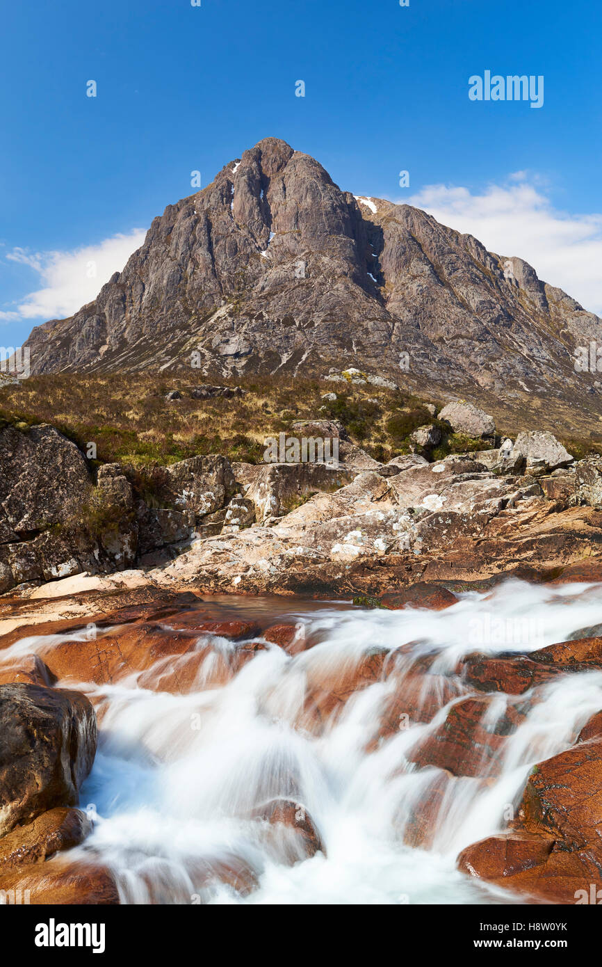 Buachaille Etive Mor Coupall et la rivière, en Écosse. Les paysages le long de la rivière et montagne Banque D'Images