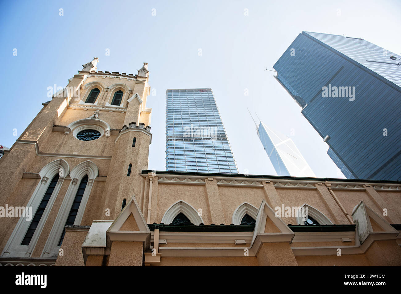 À la recherche jusqu'à St.John's cathédrale avec des gratte-ciel en arrière-plan à Hong Kong Banque D'Images