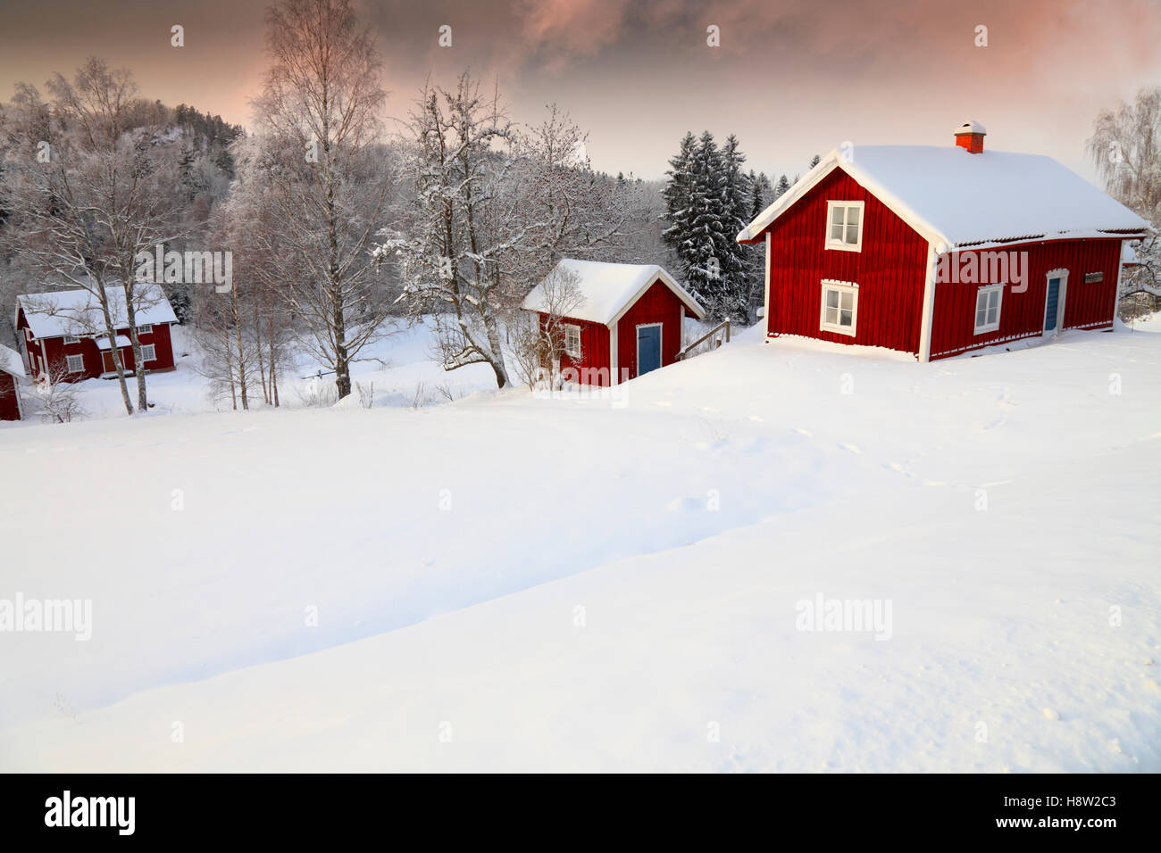Vieux chalets entouré d'un paysage d'hiver enneigé dans les régions rurales de la Suède Banque D'Images