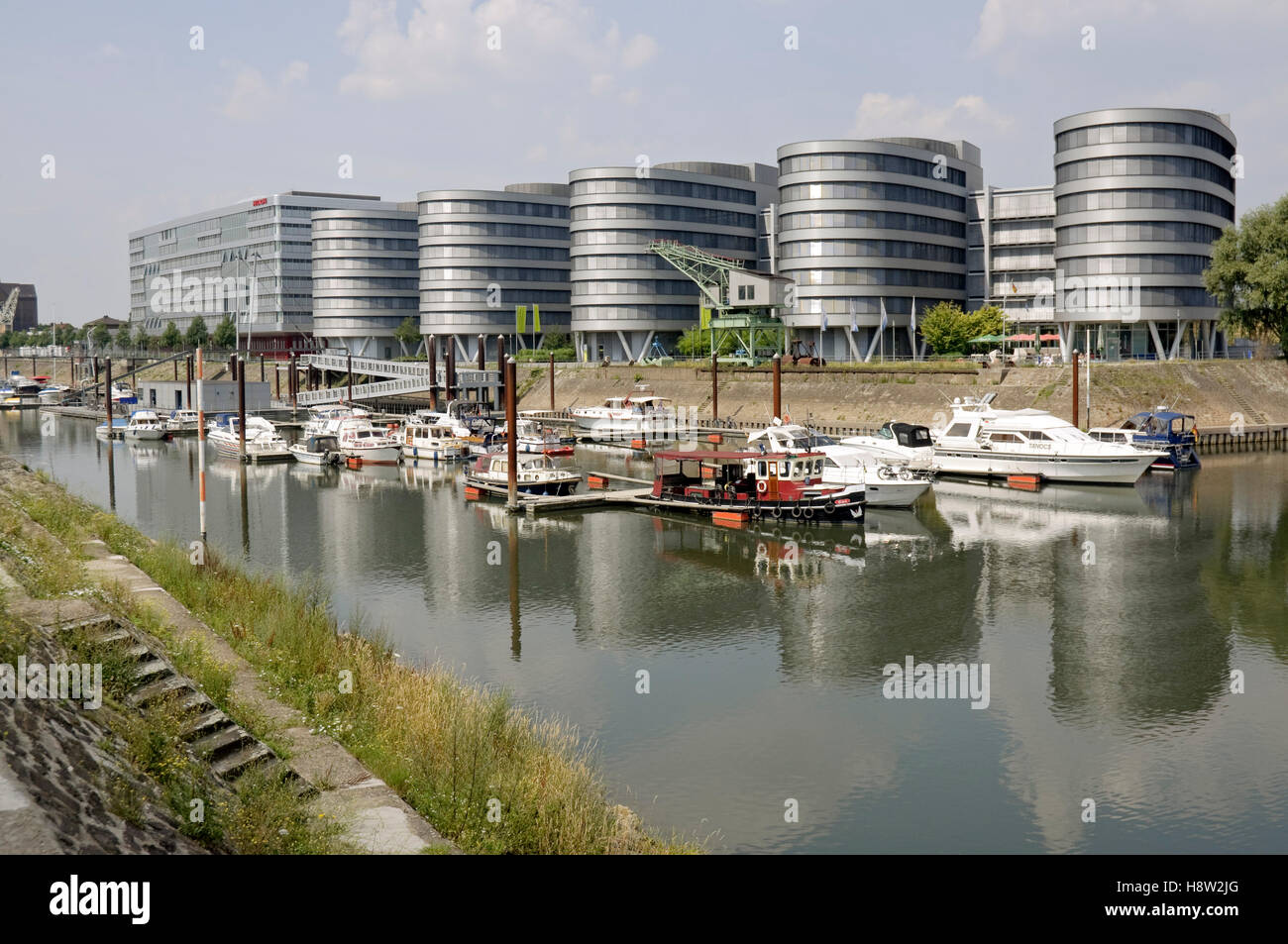 'Cinq bateaux de plaisance et des bâtiments, du port de Duisbourg, Rhénanie du Nord-Westphalie Banque D'Images