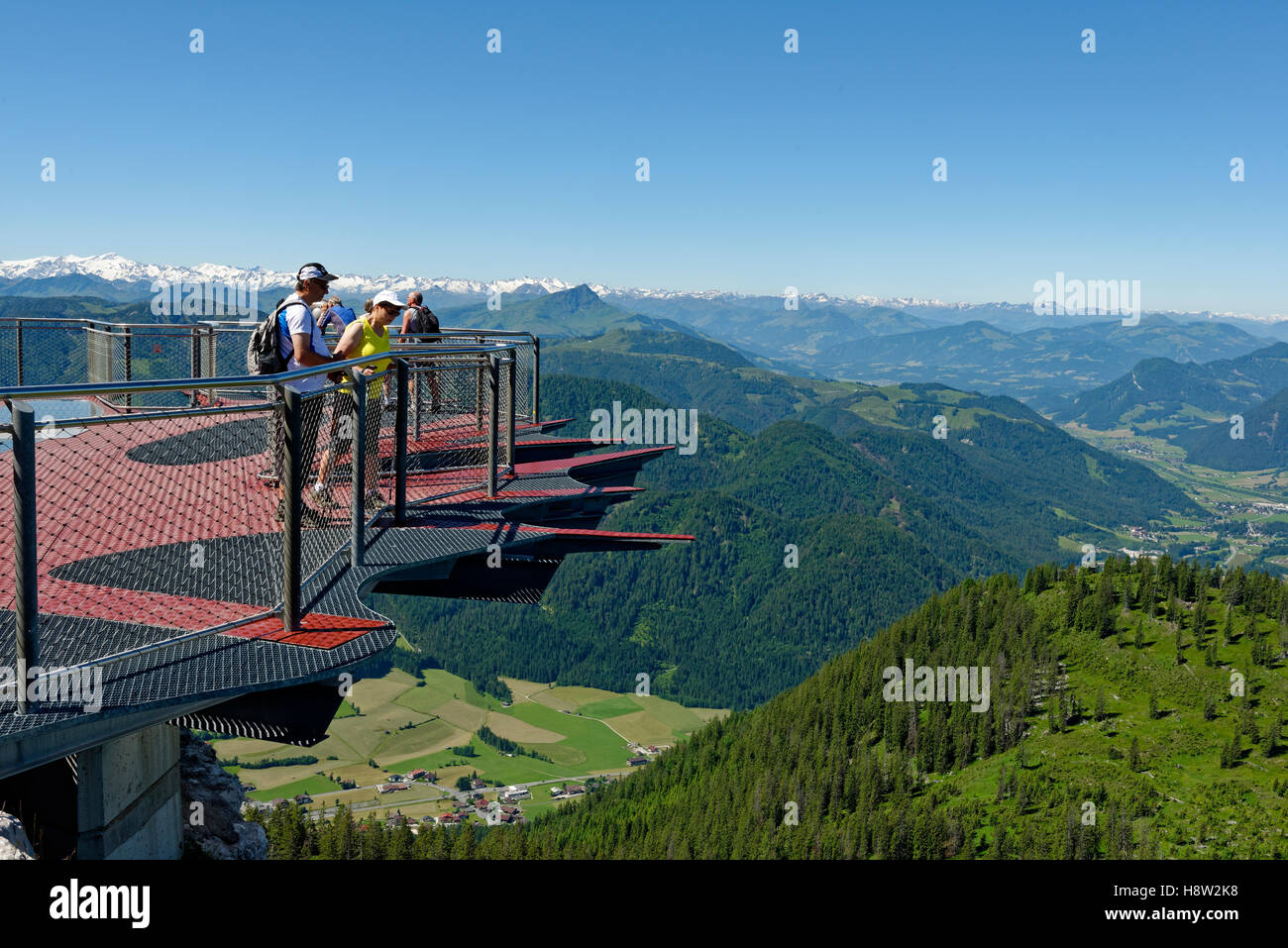 Les touristes à la recherche sur le bord de la plate-forme panoramique, Triassic Park, près de Steinplatte Waidring,, Tyrol, Autriche Banque D'Images