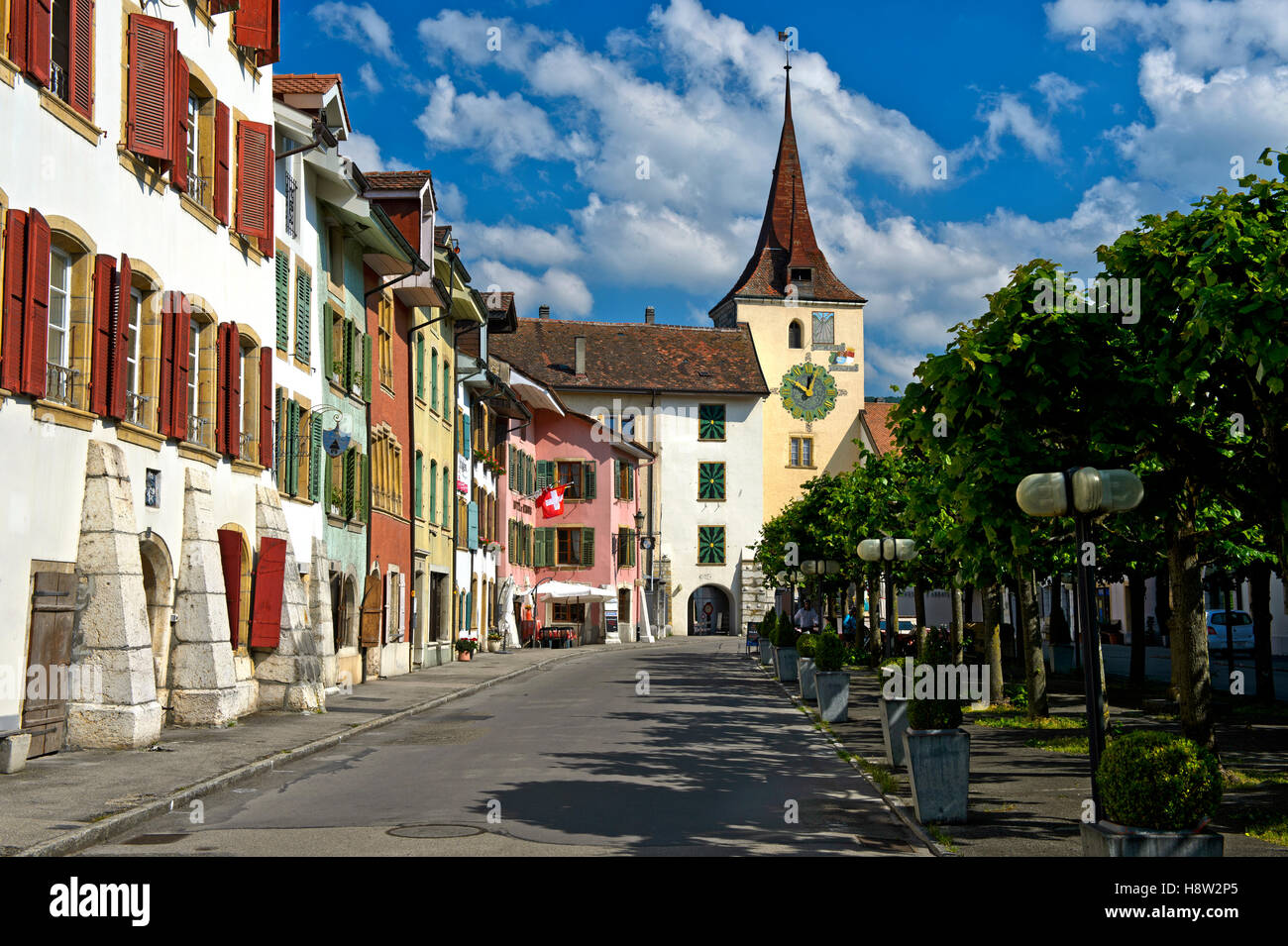 Les maisons aux couleurs vives, place du village, tour nord avec l
