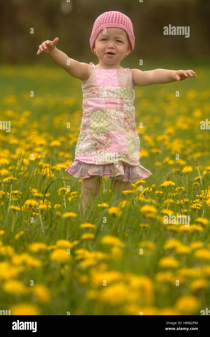 Bébé, fille, dans une prairie de printemps Photo Stock - Alamy