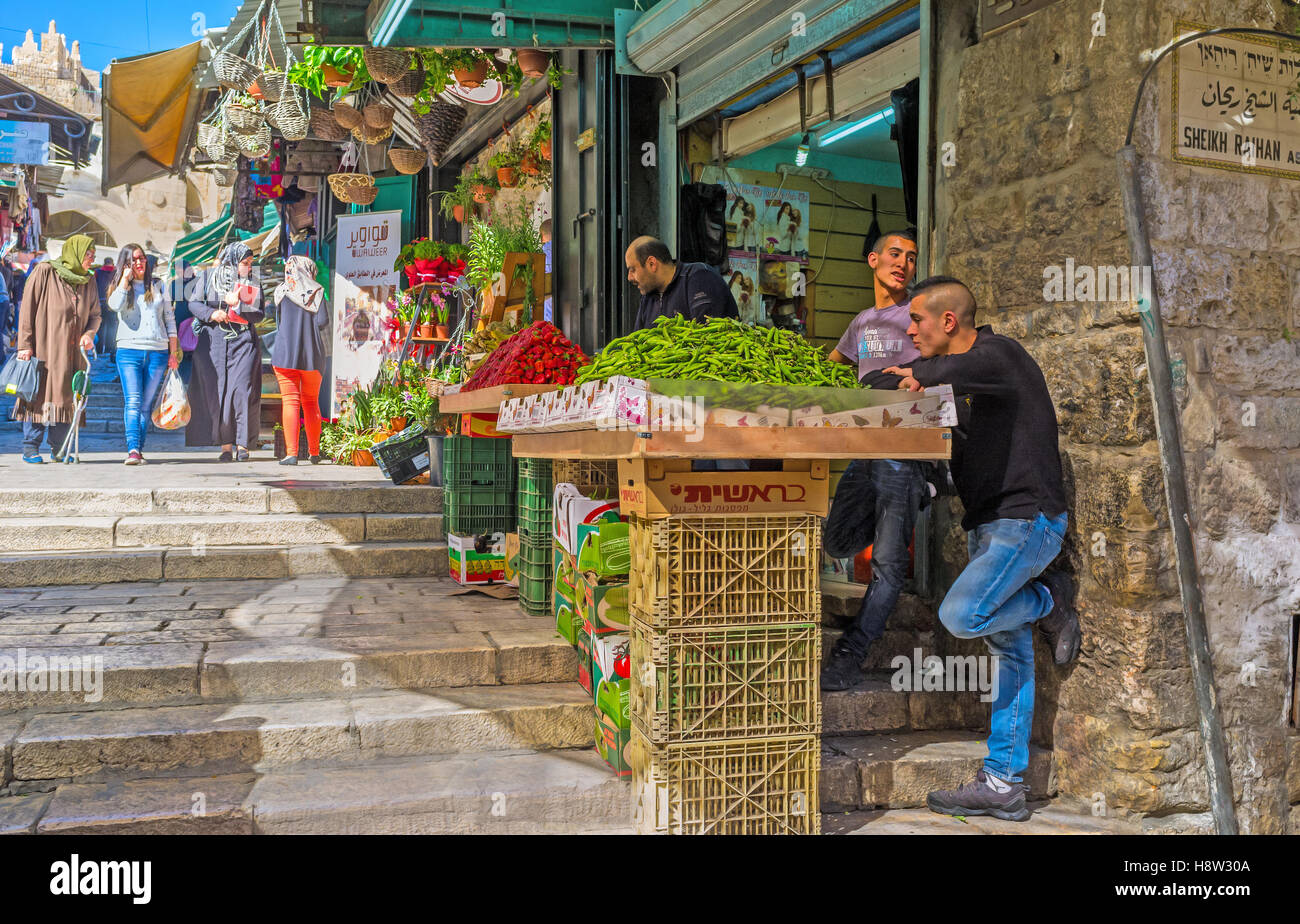 L'échoppe de marché au bazar à Porte de Damas propose les fruits et légumes frais Banque D'Images