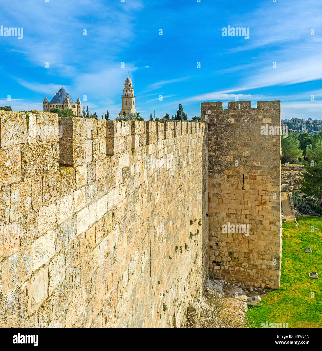 Les remparts de la vieille ville avec le voisin est Bonei Yerushalayim jardin et cache la construction massive de l'Abbaye de la Dormition, Jérusalem Banque D'Images