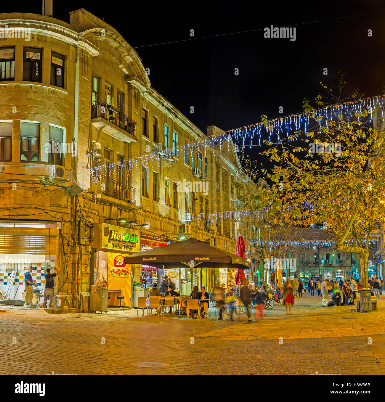 Les nombreux cafés en plein air dans la rue Ben Yehuda offrent une savoureuse cuisine locale et des boissons Banque D'Images