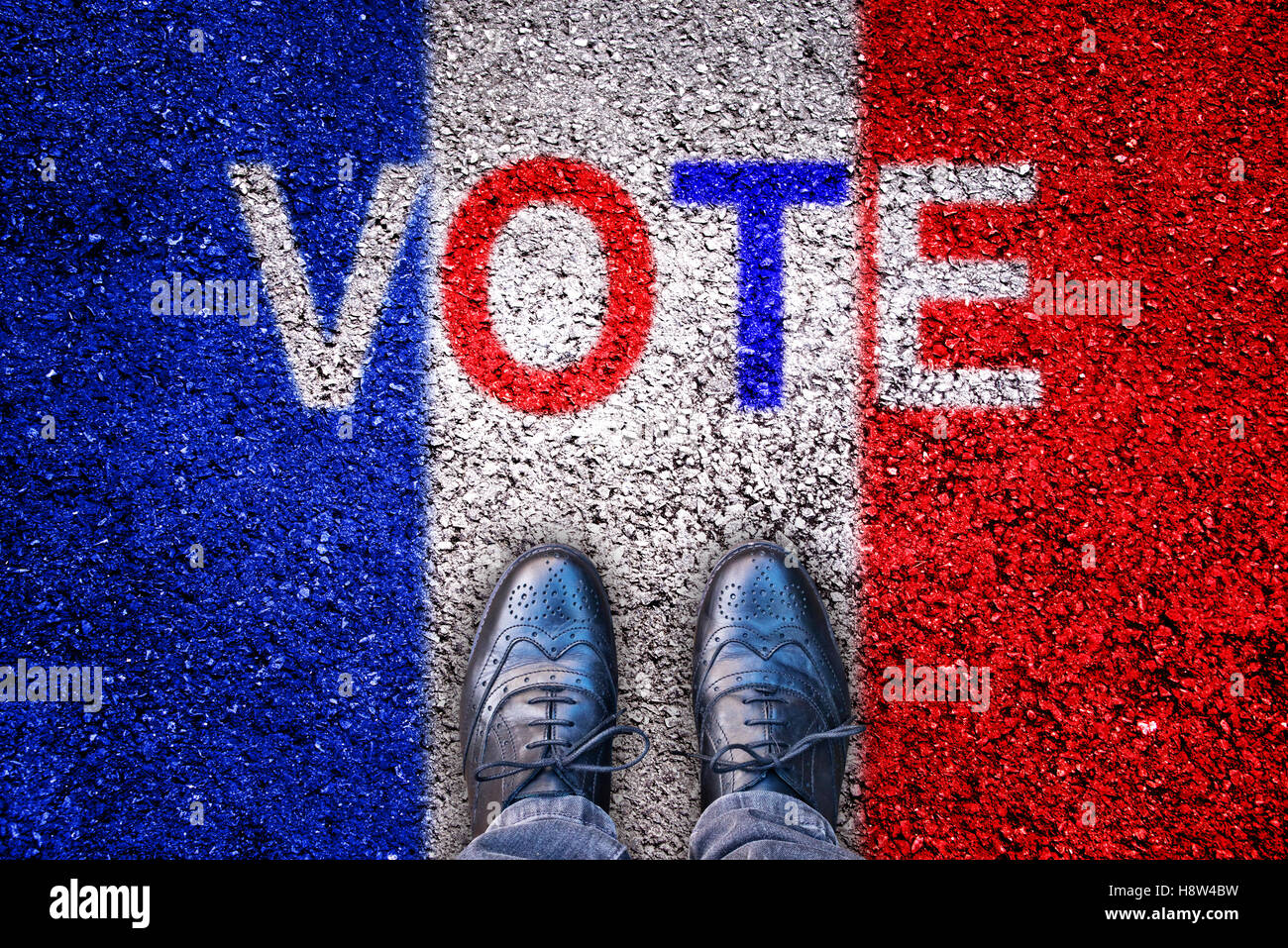 Les jambes et les chaussures sur l'asphalte avec drapeau français et le mot "vote" Banque D'Images