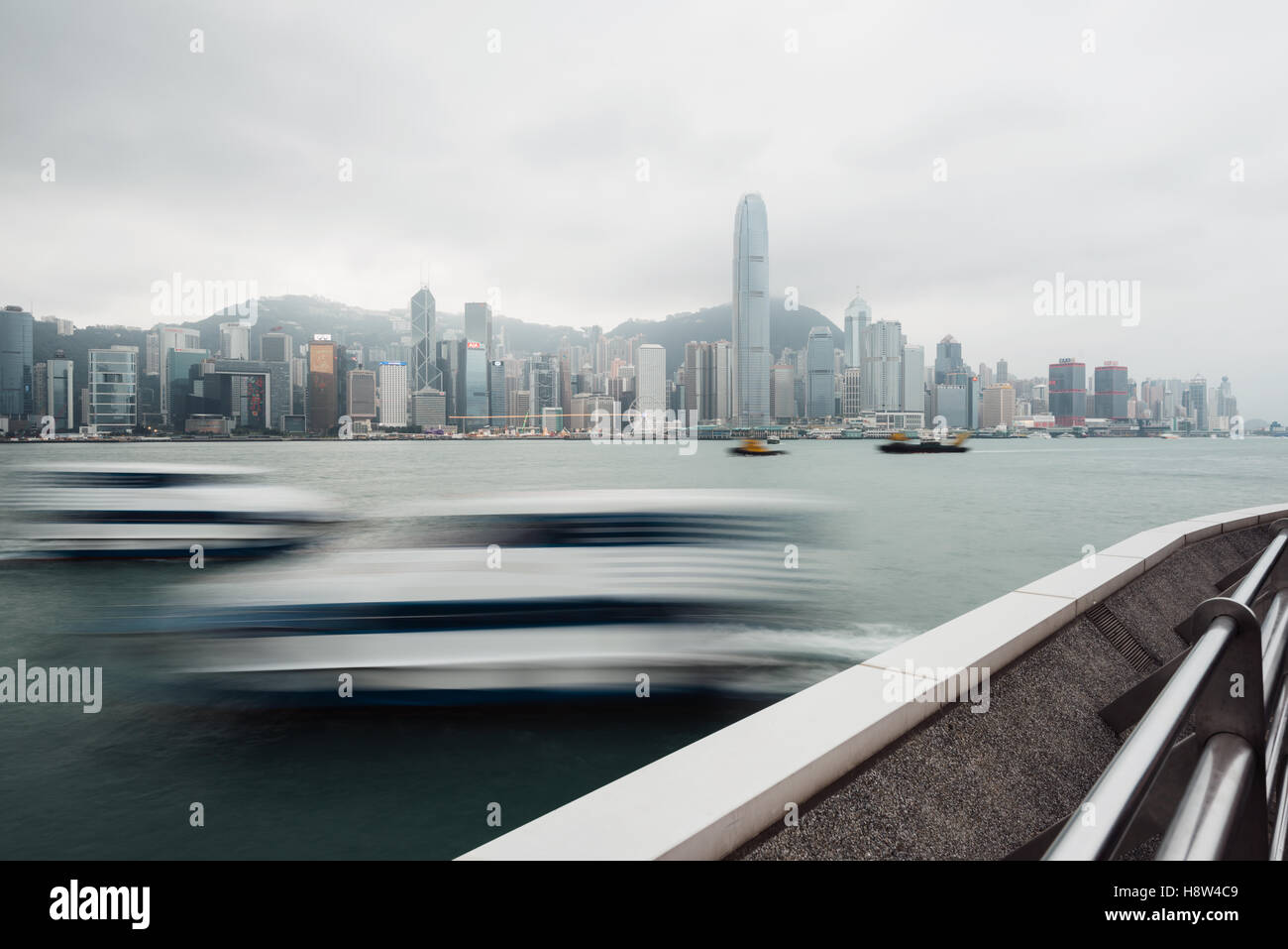 Hong Kong, Chine - 31 janvier 2016 : le port de Victoria pendant un temps orageux. Banque D'Images