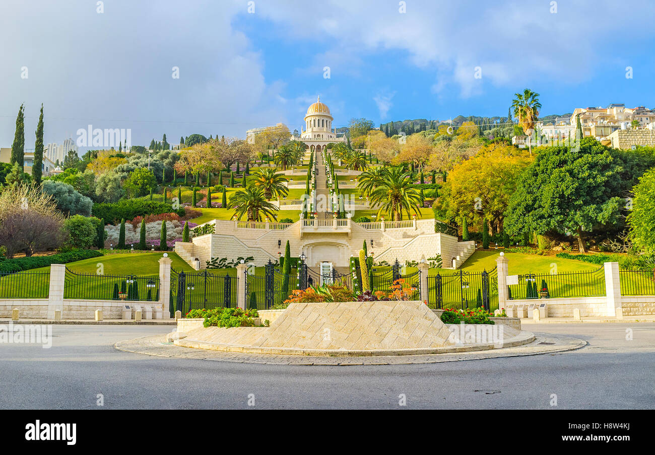 La place de l'UNESCO, situé au pied de la Mount Carmel, ici commence le niveau inférieur des jardins de Bahai, Haïfa, Israël. Banque D'Images