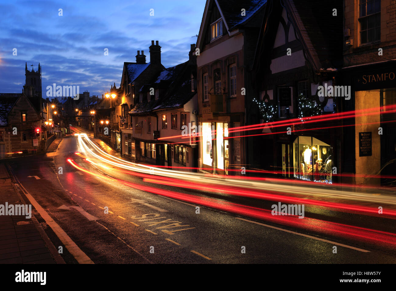 L'hiver, Janvier, Février, Les Lumières de Noël et de trafic et des sentiers, l'Stamford town ; ; ; l'Angleterre Lincolnshire UK Banque D'Images