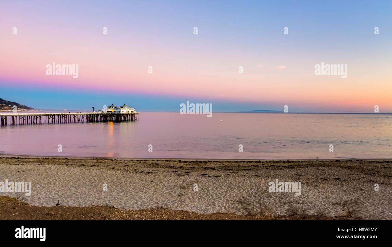 Coucher du soleil à Malibu Pier, California USA Banque D'Images