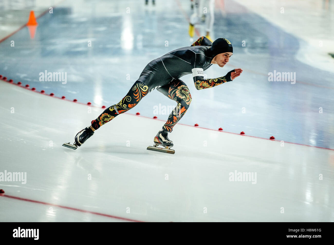 La patineuse de vitesse masculin à sprint sur patinoire pendant Tasse en patinage de vitesse Banque D'Images