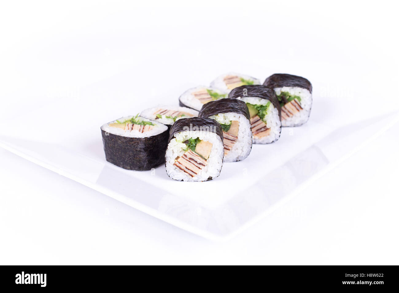 Plaque Sushi sur fond blanc. La nourriture japonaise. Banque D'Images