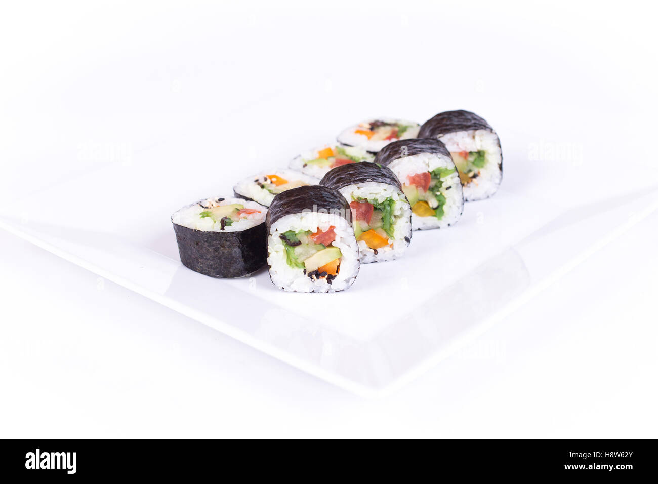 Plaque Sushi sur fond blanc. La nourriture japonaise. Banque D'Images