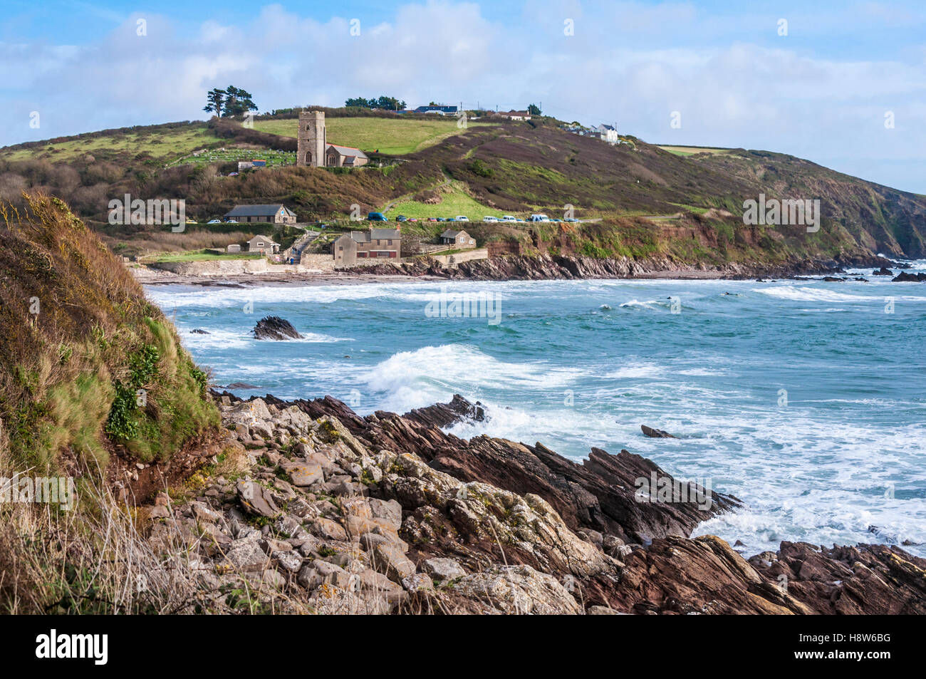 Les mudstones violet rougeâtre et siltstones gris-vert du Dévonien inférieur de la formation sur l'affleurement de Whitsand Bay Beach, Devon Wembury Banque D'Images