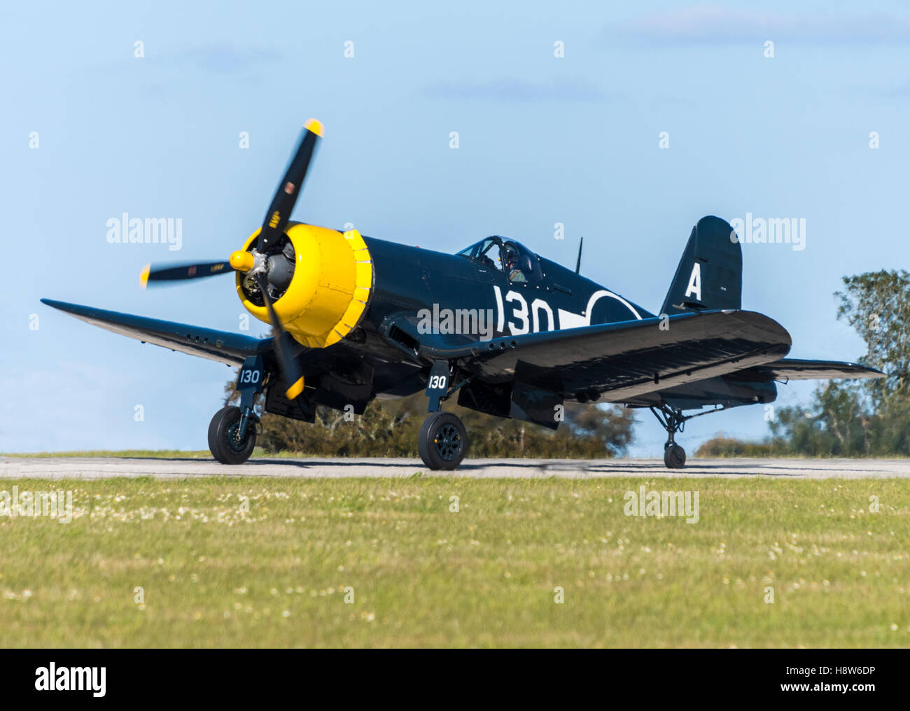 Goodyear FG-1D (chance Vought F4U) chasseur-bombardier Corsair basé sur un support Banque D'Images