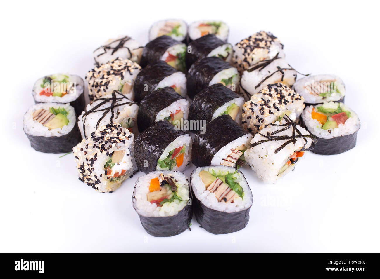 Restaurant japonais sushi maki gunkan, porte-bobine ou jeu de plateau. Californie rouleaux de sushi au saumon. Sushi isolée à whi Banque D'Images