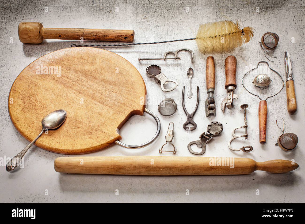 Pièces anciennes d'ustensiles de cuisine sur une table Banque D'Images