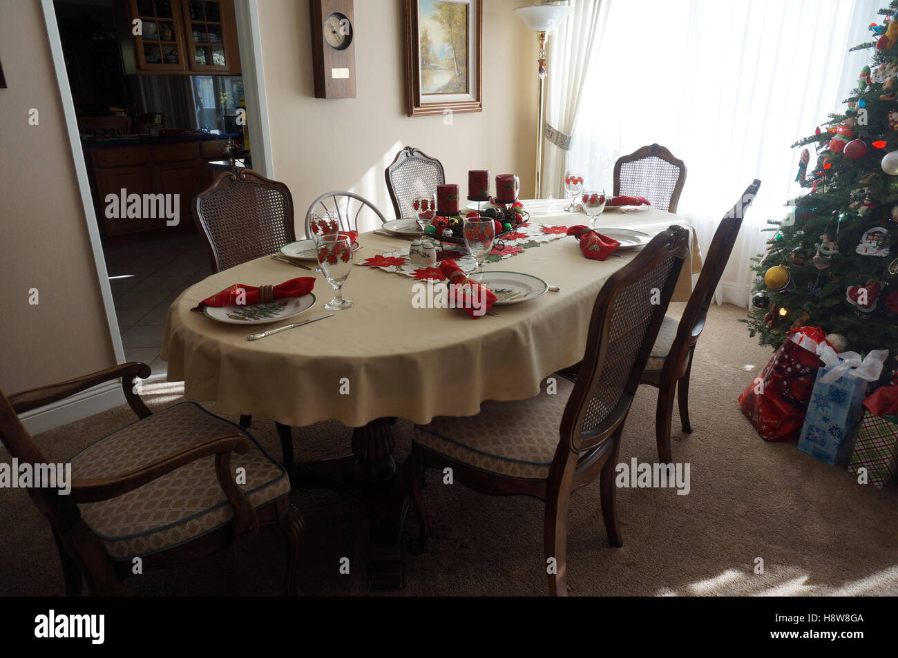 Table de salle à définir pour le dîner de Noël Banque D'Images