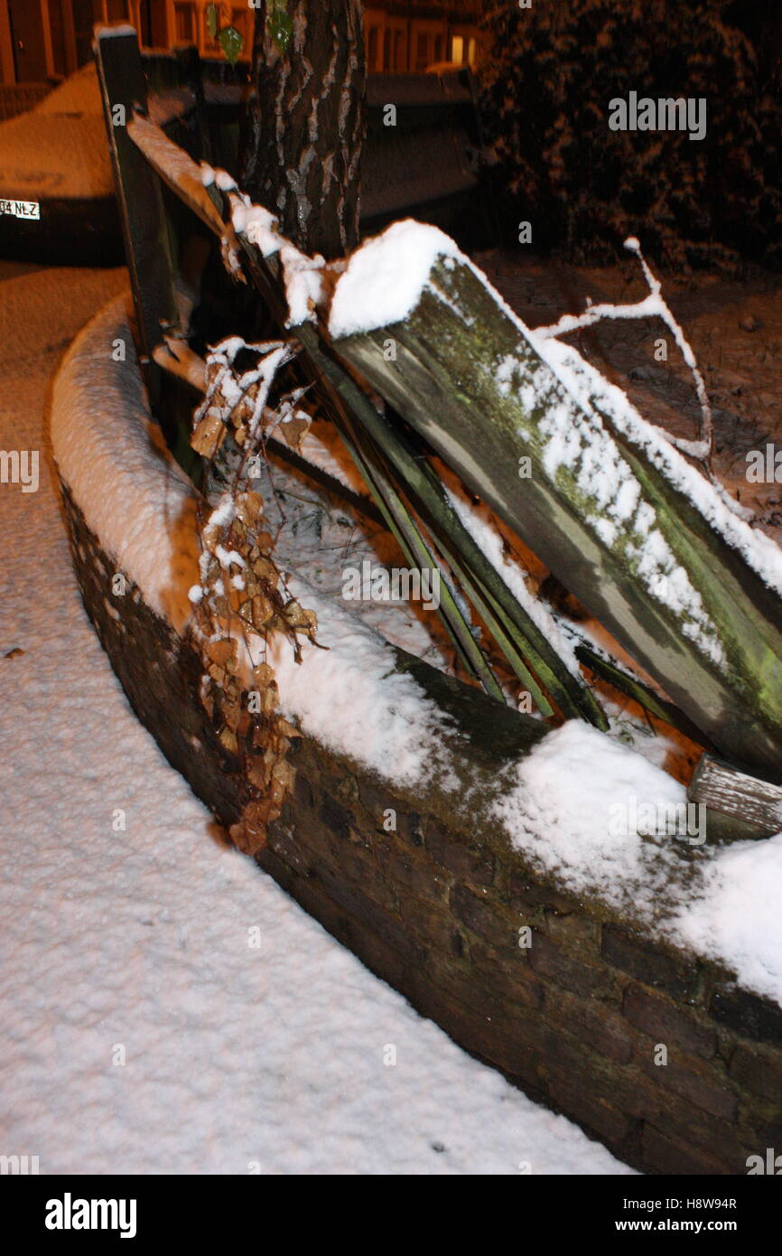 Clôture cassée dans la neige à Londres - mur - clôture effondré Banque D'Images