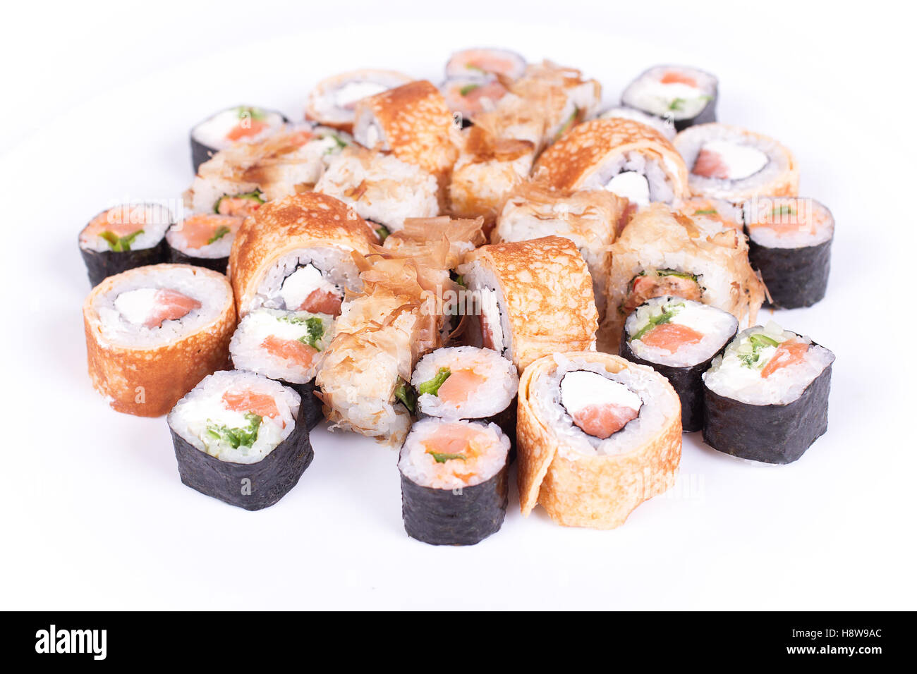 Restaurant japonais sushi maki gunkan, porte-bobine ou jeu de plateau. California rolls avec saumon. isolée au fond blanc. Haut de la vue, télévision lay. Banque D'Images