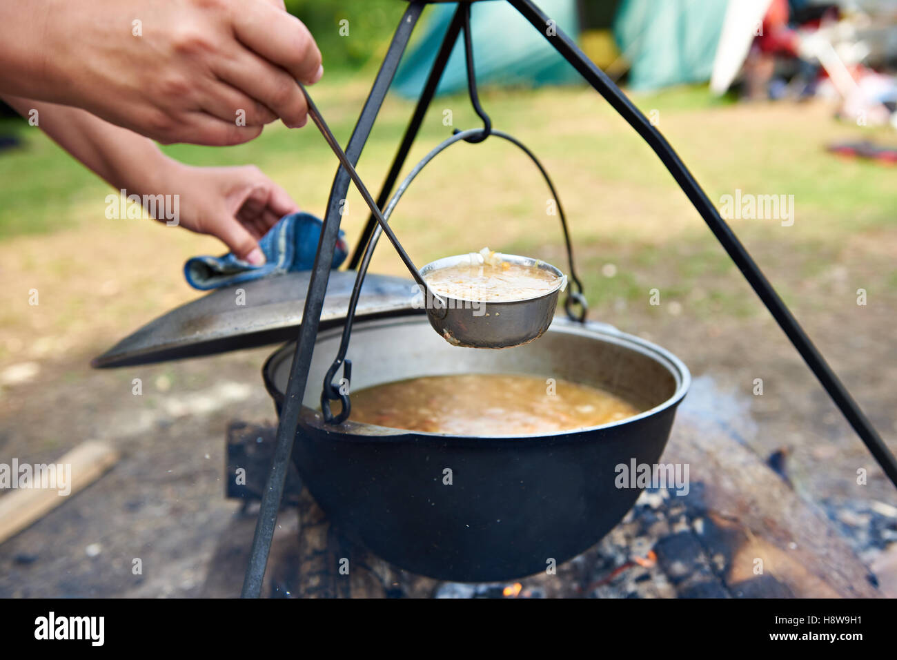 Cuisson de la soupe de la nourriture sur un feu de camp dans une randonnée Banque D'Images