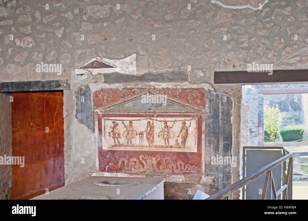 L'intérieur du Thermopolium de Asellina, le magasin alimentaire ou cafe dans les villes romaines, décorées de fresques représentant des dieux, Banque D'Images