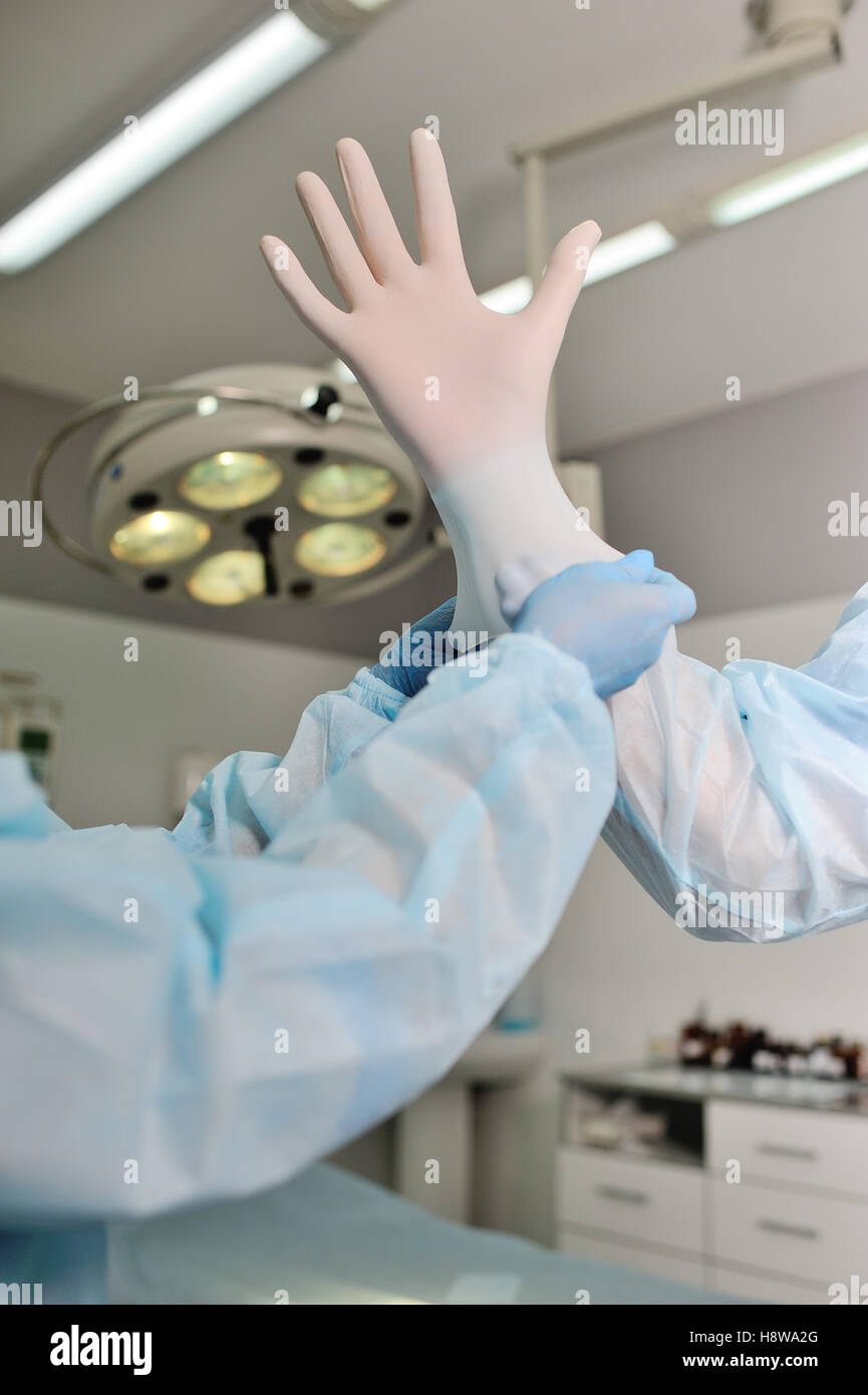 Mains du chirurgien en gros plan des gants. L'équipe de chirurgiens de la préparation pour une opération complexe. Banque D'Images