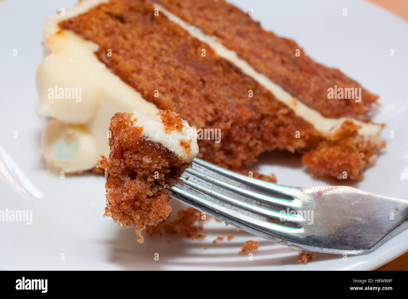 Petite tranche de gâteau aux carottes et une fourchette sur une assiette Banque D'Images